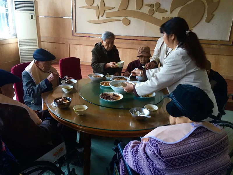 服務(wù)二：針對(duì)老年人飲食特點(diǎn)提供科學(xué)合理的膳食搭配。