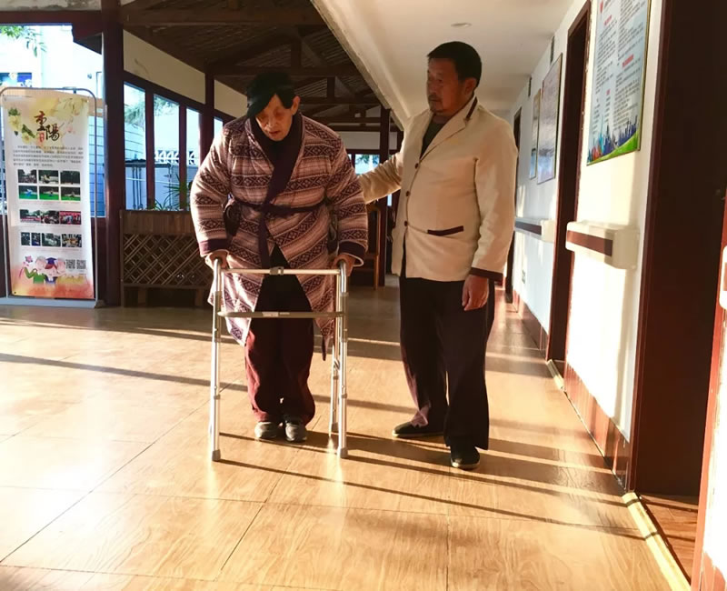 服務(wù)四：按照護(hù)理級(jí)別進(jìn)行生活照料服務(wù)及科學(xué)的康復(fù)訓(xùn)練。